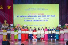 Giáo sư, Tiến sĩ Nguyễn Văn Minh trao tặng Bằng khen của Bộ trưởng Giáo dục và Đào tạo cho các giảng viên tiêu biểu. 