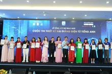 Ban tổ chức trao giải cho các cá nhân và đại diện tập thể đoạt giải. 