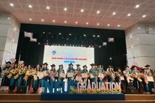 Lãnh đạo Trường Đại học Kinh tế quốc dân trao giấy khen cho 39 thủ khoa các chuyên ngành.
