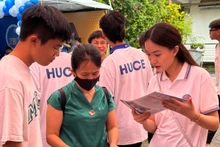 Thí sinh và phụ huynh tìm hiểu thông tin tuyển sinh tại Ngày hội "Lựa chọn nguyện vọng xét tuyển đại học, cao đẳng" năm 2024. (Ảnh: THÚY QUỲNH)