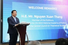Đồng chí Nguyễn Xuân Thắng, Ủy viên Bộ Chính trị, Chủ tịch Hội đồng Lý luận Trung ương, Giám đốc Học viện Chính trị Quốc gia Hồ Chí Minh phát biểu ý kiến tại Hội thảo.