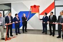 Ủy viên Bộ Chính trị, Bí thư Trung ương Đảng, Trưởng Ban Tuyên giáo Trung ương Nguyễn Trọng Nghĩa và các đại biểu kéo băng khánh thành Trung tâm Xây dựng học liệu số, Đại học Bách khoa Hà Nội.