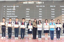 Phó Chủ tịch UBND quận Ba Đình, Hà Nội Phạm Thị Diễm khen thưởng học sinh đoạt giải Nhất. 