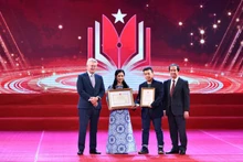 Bộ trưởng Giáo dục và Đào tạo Nguyễn Kim Sơn và Hiệu trưởng Trường Đại học Anh Quốc Việt Nam (BUV) Raymond Gordon trao giải cho tác giả đạt giải Đặc biệt.