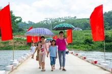 Cây cầu chính thức được đưa vào sử dụng trong niềm hân hoan của người dân và học sinh. 