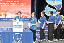 Sinh viên Trường đại học Nguyễn Tất Thành quyên góp ủng hộ người dân vùng bão, lũ. (Ảnh CTV) 
