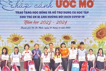 Trao học bổng từ chương trình "Chắp cánh ước mơ". 