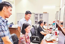 Lãnh đạo phường Phú Sơn, thành phố Thanh Hóa kiểm tra nền nếp công tác tại bộ phận tiếp nhận, giải quyết thủ tục hành chính.