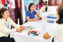 Tư vấn việc làm cho người lao động tại Phiên giao dịch và tư vấn việc làm huyện Ba Vì. (Ảnh THU THẢO) 