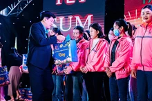 Chủ tịch Liên đoàn Lao động tỉnh Nghệ An trao quà Tết tặng công nhân có hoàn cảnh khó khăn. 