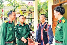 Cán bộ, chiến sĩ Ðoàn Kinh tế-Quốc phòng 207 thăm hỏi người có uy tín vùng biên giới huyện Nam Giang, tỉnh Quảng Nam. 