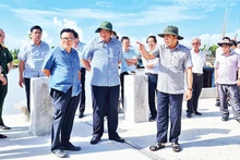 Lãnh đạo tỉnh Cà Mau kiểm tra tiến độ đầu tư xây dựng bến cá Khánh Hội, huyện U Minh, tỉnh Cà Mau. (Ảnh HỮU TÙNG) 