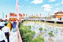 Ðông đảo người dân về dâng hương, dâng lễ tại khu Ðền thờ Quốc Tổ Lạc Long Quân và Quốc Mẫu Âu Cơ tại Khu du lịch Mũi Cà Mau. 