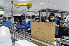 Công nhân Công ty TNHH Competition Team Technology (Việt Nam) đóng gói sản phẩm màn hình tinh thể lỏng công nghệ cao tại Khu công nghiệp Ðông Mai, tỉnh Quảng Ninh. (Ảnh KHÁNH AN)