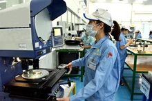 Công nhân làm việc trong xưởng sản xuất linh kiện cơ khí, Khu công nghiệp VSIP Bắc Ninh. (Ảnh NGUYỄN ÐĂNG) 