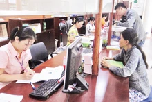 Người dân làm thủ tục hành chính tại phường Tân Sơn Nhì, quận Tân Phú. 