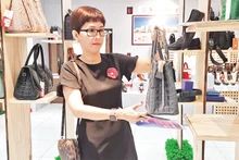 Trưng bày sản phẩm của doanh nghiệp tại Showroom Trung tâm Xúc tiến thương mại và Ðầu tư Thành phố Hồ Chí Minh. 