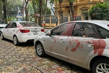 Hiện trường vụ một số xe bị tạt sơn tại sân chung cư N14C và CT16-Khu đô thị Ðịnh Công (phường Ðịnh Công, quận Hoàng Mai, Hà Nội). (Ảnh Việt Anh) 