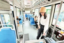 Hành khách có thể mua vé trên tuyến xe buýt Bến Thành-Bến xe An Sương chỉ với động tác "chạm". 