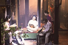 Cảnh sinh hoạt, làm việc của một gia đình Hà Nội xưa được tái hiện qua "Chuyện phố Hàng". 