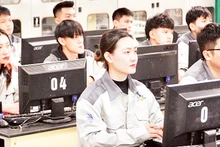 Nguồn nhân lực chất lượng cao góp phần gia tăng năng lực cạnh tranh của Hà Nội. Trong ảnh: Giờ học của sinh viên Chương trình đào tạo công nghệ sản xuất 4.0, Trường cao đẳng nghề Công nghiệp Hà Nội. (Ảnh THANH XUÂN) 