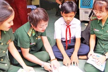 Cán bộ Bộ đội Biên phòng tỉnh Bình Ðịnh thăm hỏi, hỗ trợ, giúp đỡ, hướng dẫn các em có hoàn cảnh khó khăn vươn lên trong học tập. 