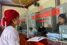 Người dân nhận kết quả tại bộ phận một cửa xã Phố Cáo (huyện Ðồng Văn, tỉnh Hà Giang).