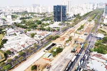 Nút giao Nguyễn Văn Linh-Nguyễn Hữu Thọ được rào chắn để làm hầm chui (hướng Quận 7 đi Nhà Bè và ngược lại). (Ảnh Thế Anh) 