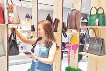 Khách hàng xem sản phẩm của các doanh nghiệp trưng bày tại showroom Trung tâm Xúc tiến Thương mại và Ðầu tư Thành phố Hồ Chí Minh. 
