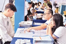 Thí sinh tìm hiểu thông tin tuyển sinh của Trường đại học Thương mại. 