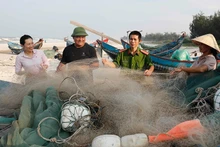 Gia đình anh Lê Văn Bình (huyện Lệ Thủy, tỉnh Quảng Bình) vay 100 triệu đồng từ Ngân hàng Chính sách xã hội, mua ngư cụ đánh bắt hải sản. (Ảnh TRẦN VIỆT) 
