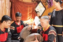 Mí Bưng (người đứng) thường xuyên động viên các thế hệ trẻ xã Ea Tiêu gìn giữ văn hóa truyền thống. 