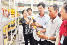 Du khách tham quan cơ sở sản xuất nước mắm Phụng Hưng, thành phố Phú Quốc.