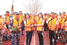Mang đào Nhật Tân đến với người dân, chiến sĩ trên các đảo ở vùng biển Tây Nam của Tổ quốc.