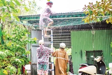 Người dân gia cố, chằng chéo nhà cửa trong cơn bão số 6 vừa qua.