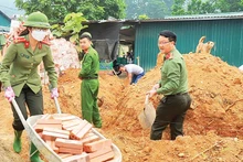 Cán bộ, chiến sĩ Công an tỉnh Tuyên Quang giúp dân làm nhà mới sau thiên tai. 