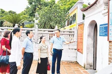 Quy tắc ứng xử được treo công khai tại đình Chèm (quận Bắc Từ Liêm), giúp mọi người dễ quan sát và thực hiện. 