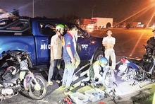 Ðội cứu hộ, cứu nạn TP Cần Thơ giúp đỡ người gặp sự cố. (Ảnh LÝ LONG) 