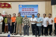 Hội Nạn nhân chất độc da cam/dioxin thành phố Ðà Nẵng gặp mặt, tặng quà hỗ trợ nạn nhân chất độc da cam. 