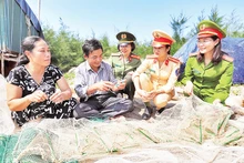 Cán bộ, chiến sĩ Công an tỉnh Ninh Bình thường xuyên xuống vùng biển tuyên truyền, phổ biến pháp luật cho ngư dân. (Ảnh Trường Huy) 