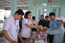 Các bác sĩ Bệnh viện Quân y 4 (Cục Hậu cần Quân khu 4) cấp thuốc miễn phí cho người dân xã Ðại Thành, huyện Yên Thành (Nghệ An). 