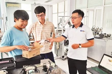 Ðào tạo nguồn nhân lực tự động hóa tại Trung tâm Ðào tạo Khu Công nghệ cao, đơn vị trực thuộc Khu Công nghệ cao Thành phố Hồ Chí Minh. 