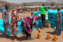 Xung đột ở Sudan khiến nhiều người phải chạy trốn sang các trại tị nạn ở Chad. (Ảnh AP) 