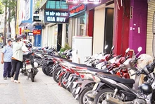 Người dân để xe máy theo vị trí quy định trên đường 3 Tháng 2, Quận 10. (Ảnh THẾ ANH) 