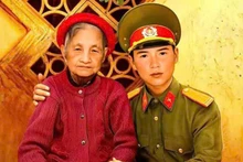 Cụ Triệu Thị Sùng cùng con trai là liệt sĩ Giáp Xuân Sinh. (Ảnh nhân vật cung cấp) 