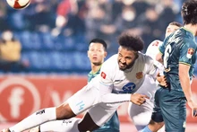 Rafaelson (14) lập cú đúp bằng đầu, giúp Thép Xanh Nam Ðịnh thắng đậm Hoàng Anh Gia Lai 3-0. 