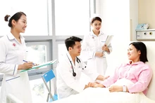 Chăm sóc người bệnh tại Bệnh viện Trung ương Quân đội 108. 