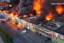 [Video] Ba Lan đóng cửa lãnh sự quán Nga vì vụ cháy chợ Marywilska 44