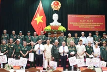 Lãnh đạo tỉnh Hòa Bình tặng quà đại biểu.