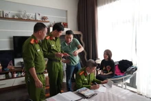 Lực lượng chức năng khám xét nơi ở của Nguyễn Thị Hà. (Ảnh: Công an cung cấp)